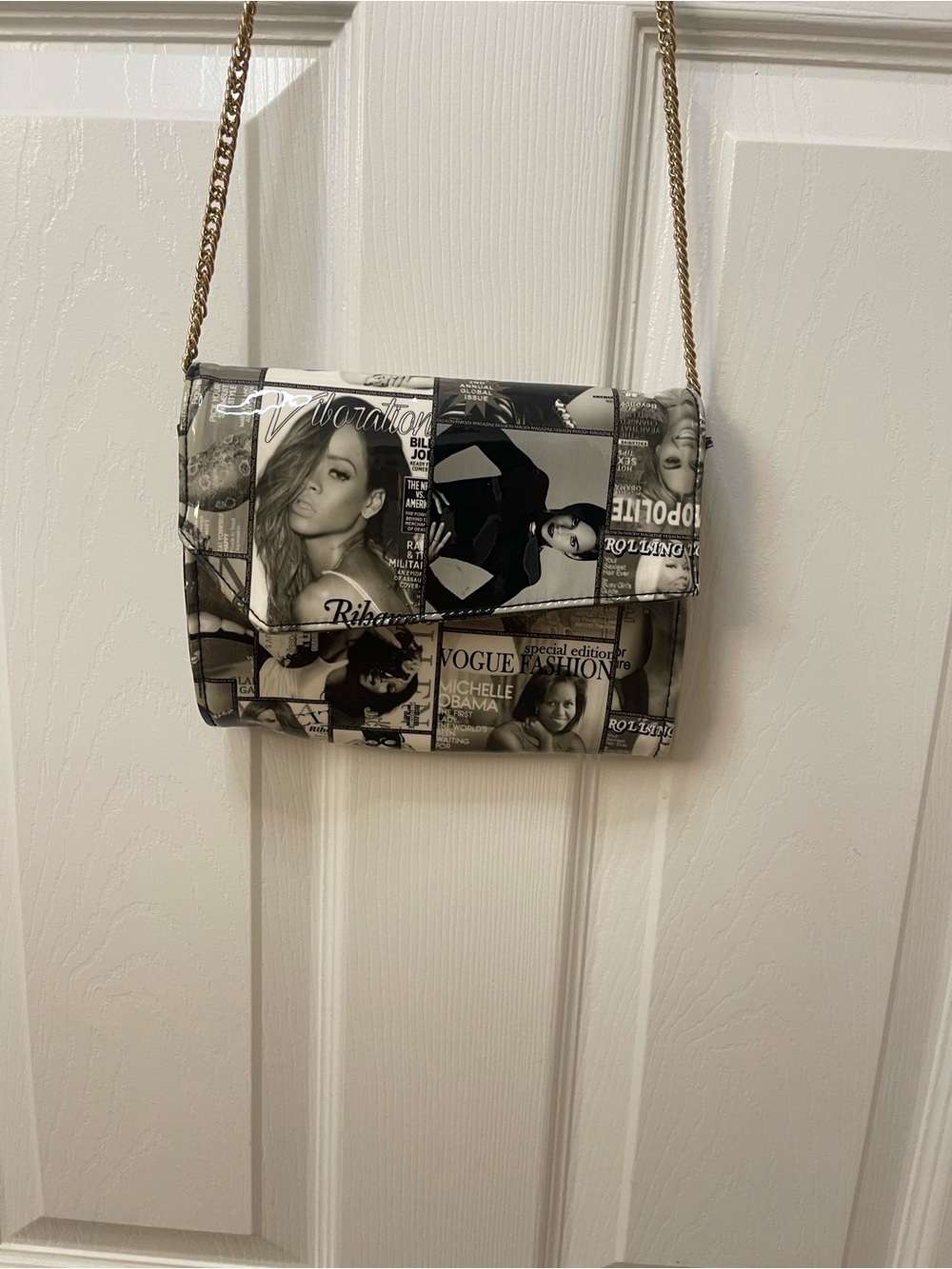 Black & White Photo-Print Crossbody Bag with Gold Chain - Picture 3 of 4